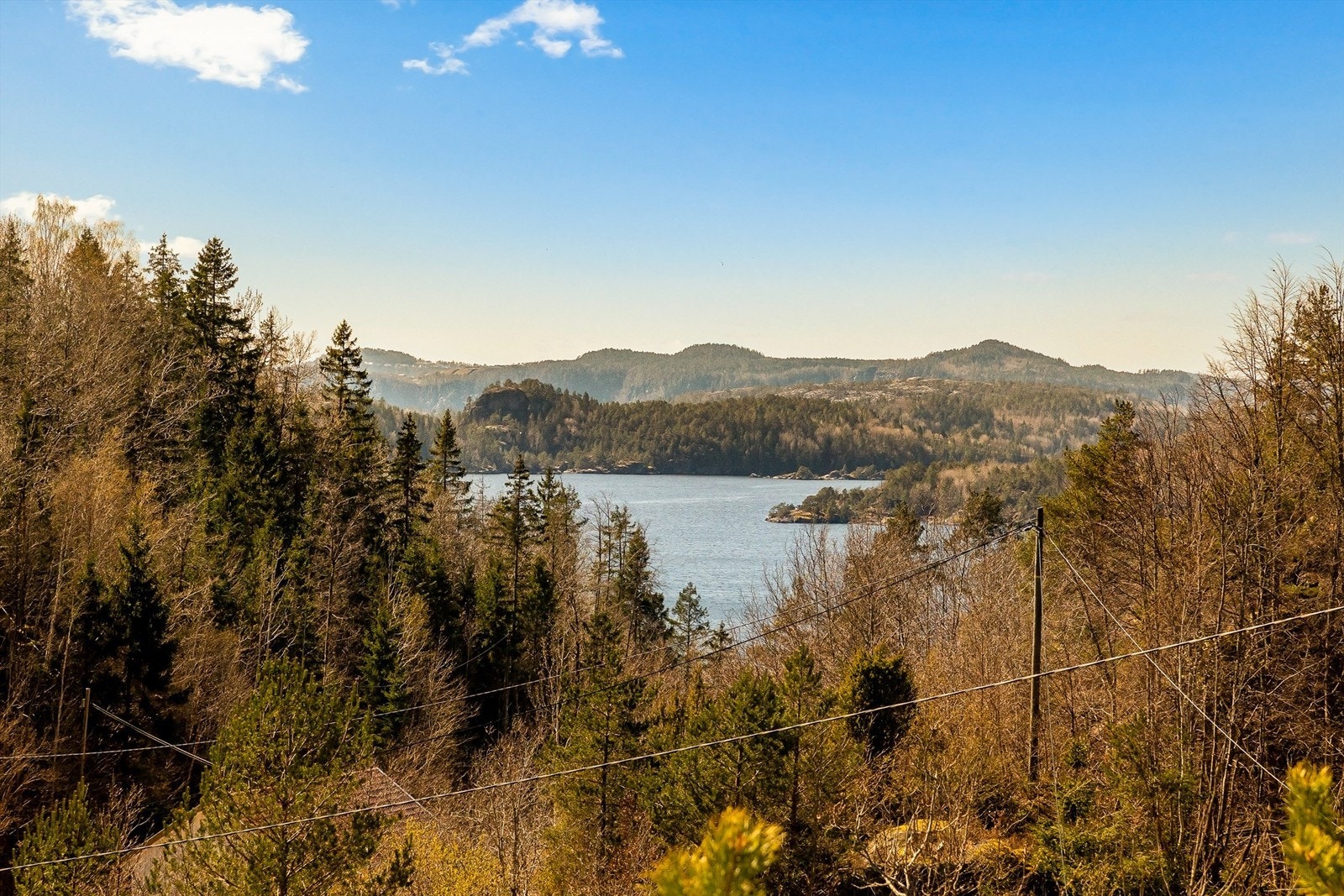 Fra eiendommen er det også utsikt mot Fossingfjorden og bebyggelsen i Kragerø. Galleribilde
