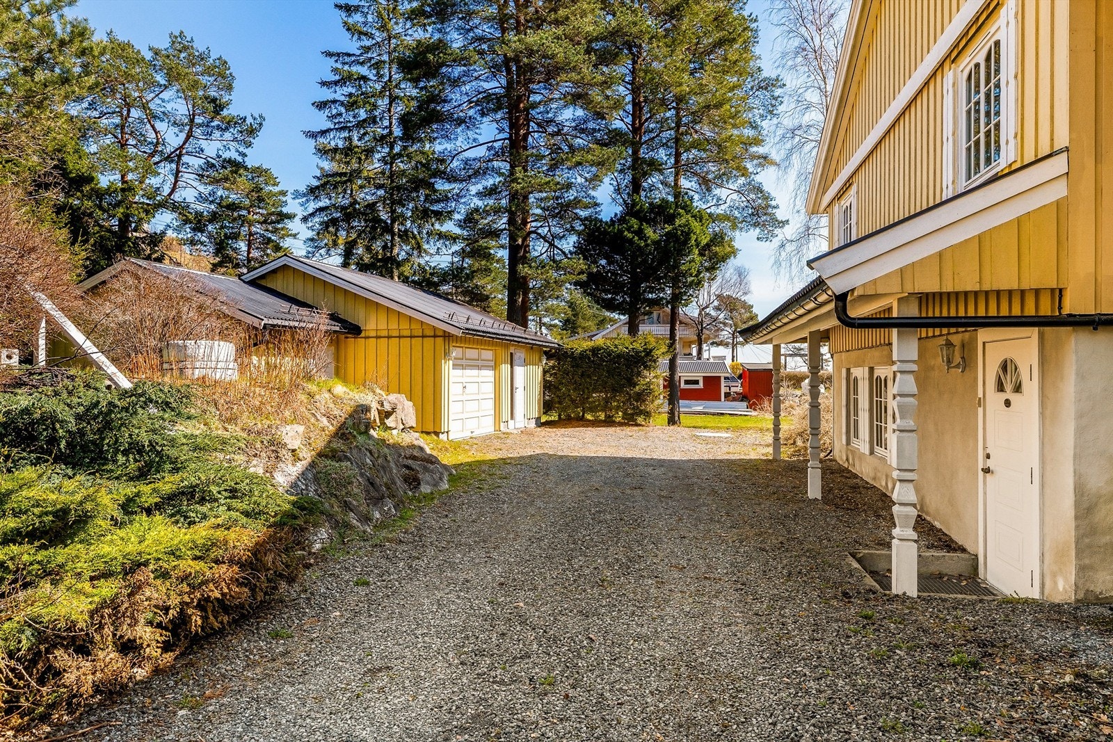 Gruset gårdsplass og adkomst. Galleribilde