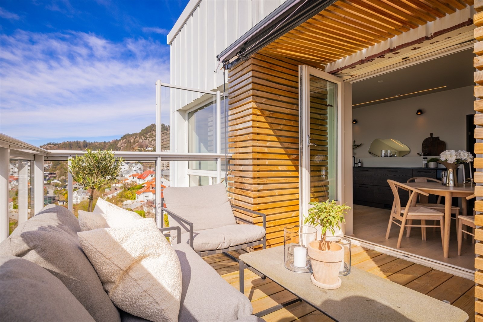 På balkongen har du nye terrassebord samt en moderne innkledning med spilemænster, i tillegg til terrassemarkise! Galleribilde