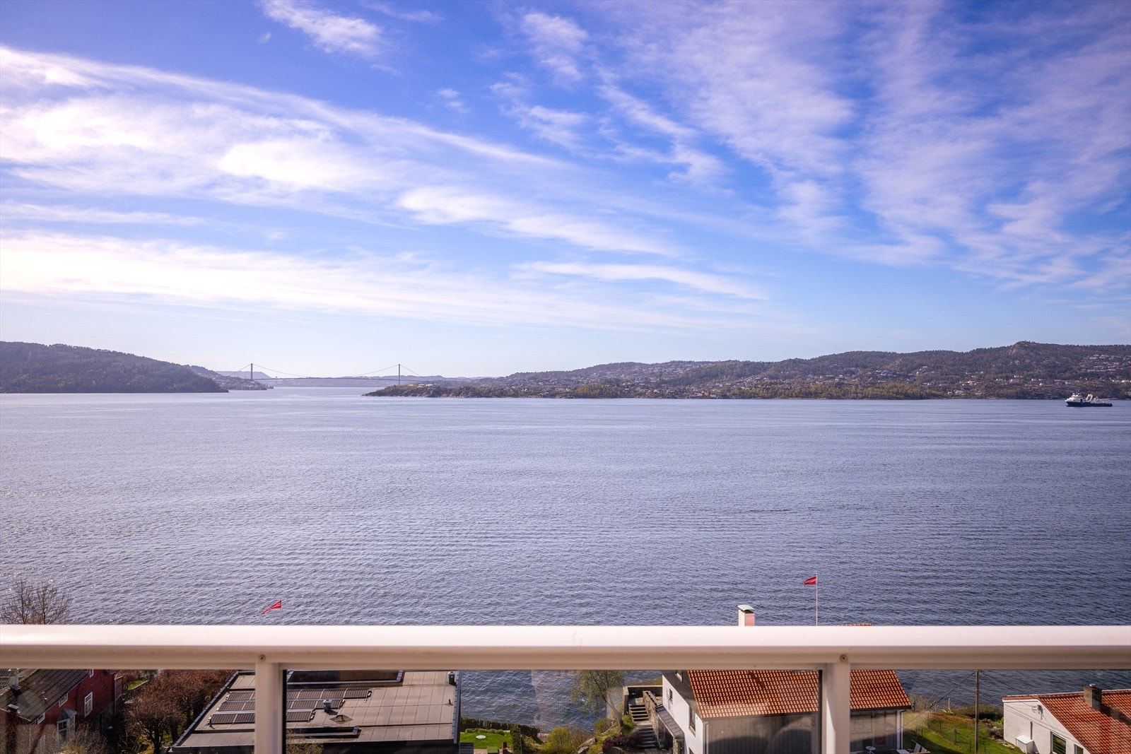 Leiligheten har en sentrumsnær beliggenhet med kort gangavstand til dagligvare og Norges Handelshøyskole. Galleribilde