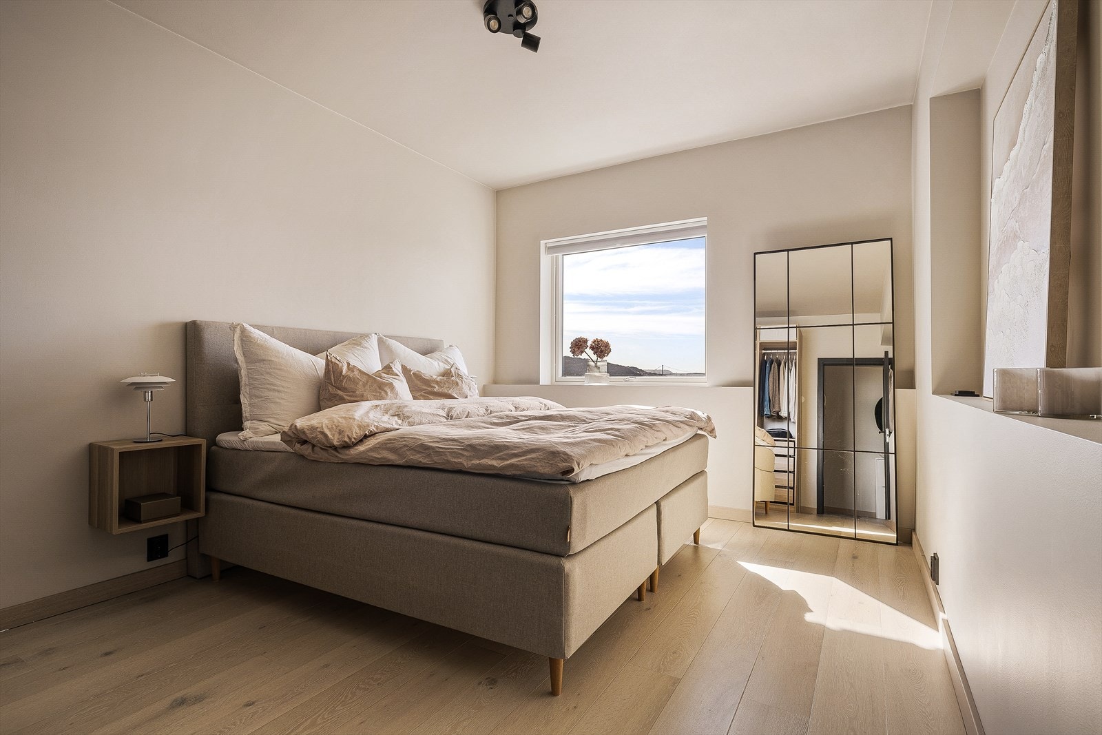 Hovedsoverommet måler ca. 14,9 m² og fremstår med gjennomførte detaljer og gode oppbevaringsløsninger. Fra rommet kan du nyte utsikten over byfjorden. Galleribilde
