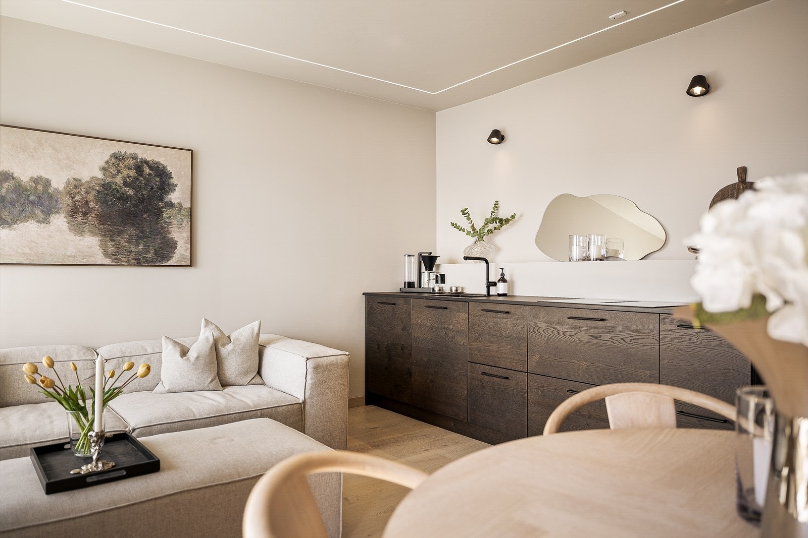 Stue/kjøkkenløsningen er på ca. 18, 6 m² og har gjennomgående høy standard. Galleribilde