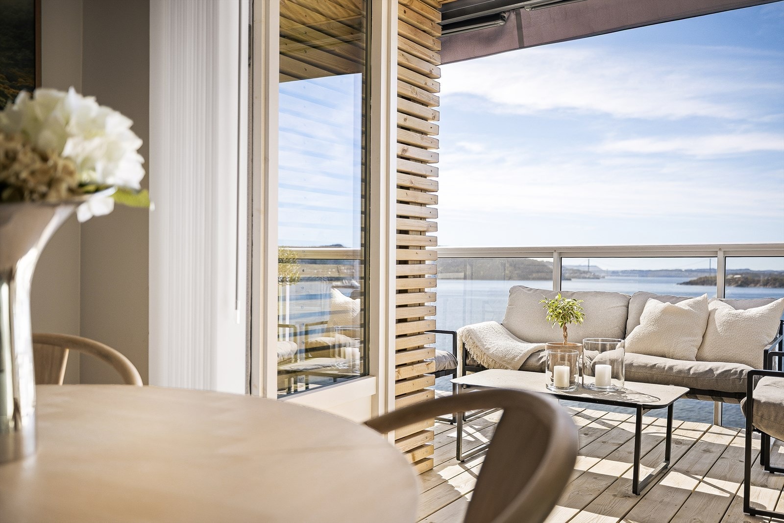 En sjelden toppleilighet med to soverom, gjennomgående eksklusive og påkostede kvaliteter med unike solforhold. Galleribilde