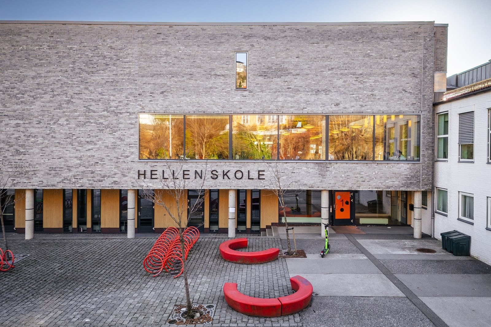 Barneskole i nærheten. Galleribilde