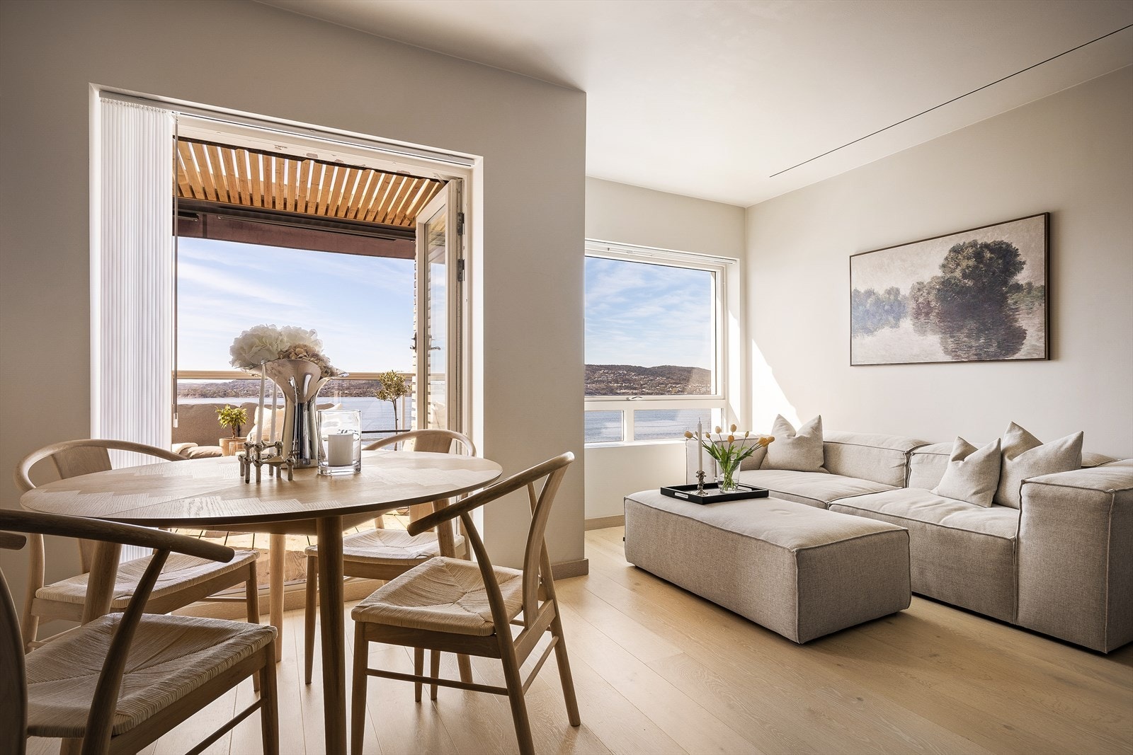 Fra stue/kjøkkenløsningen har du tilgang til din private balkong på 8m². Merk at dørene er av dobbel type og kan åpnes fult som naturlig inviterer utsikten inn. Galleribilde