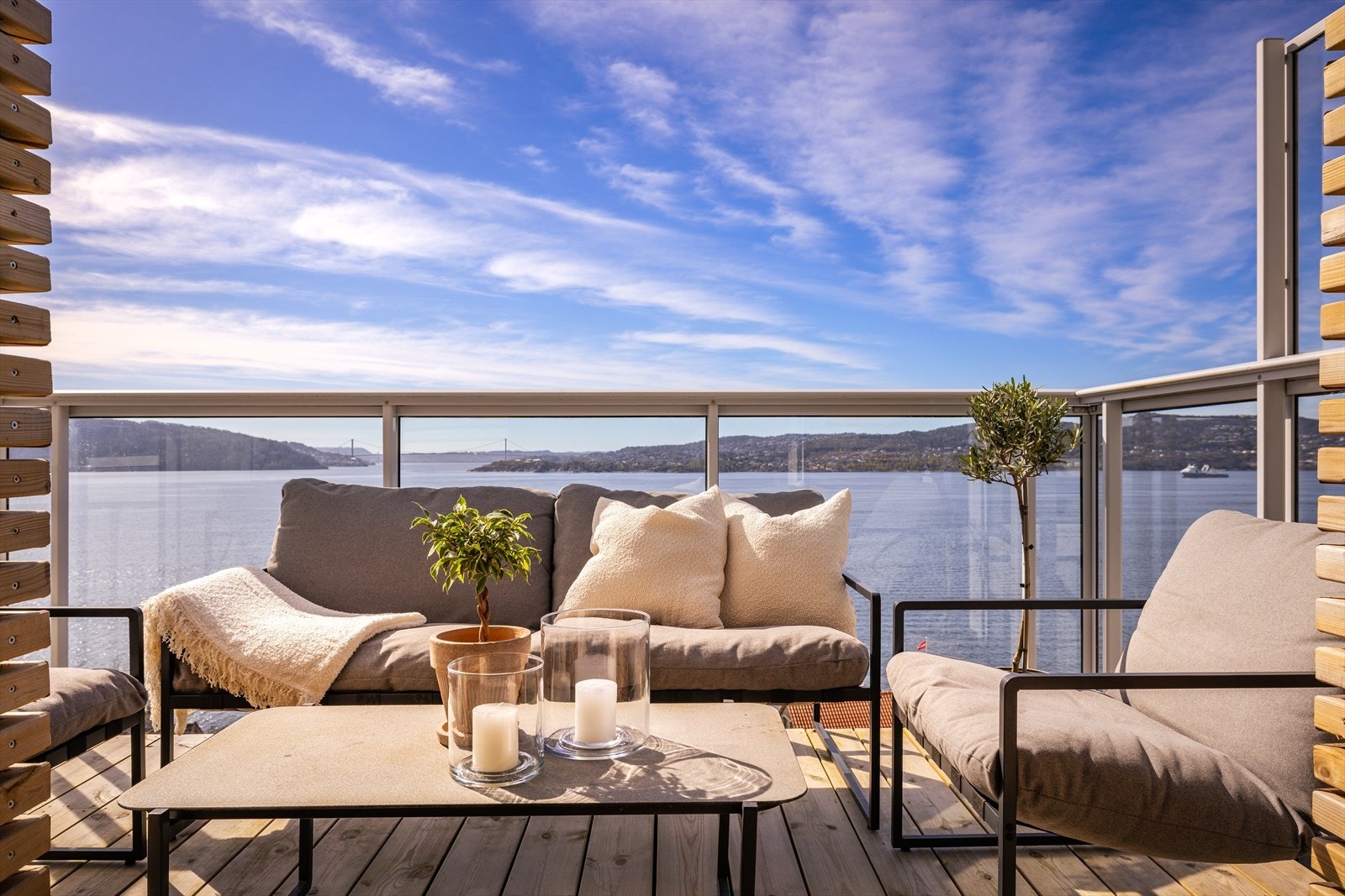 Fyr opp gassgrillen og nyt innseilingen i byfjorden. Her har du sol fra tidlig ettermiddag til solen går ned! Galleribilde