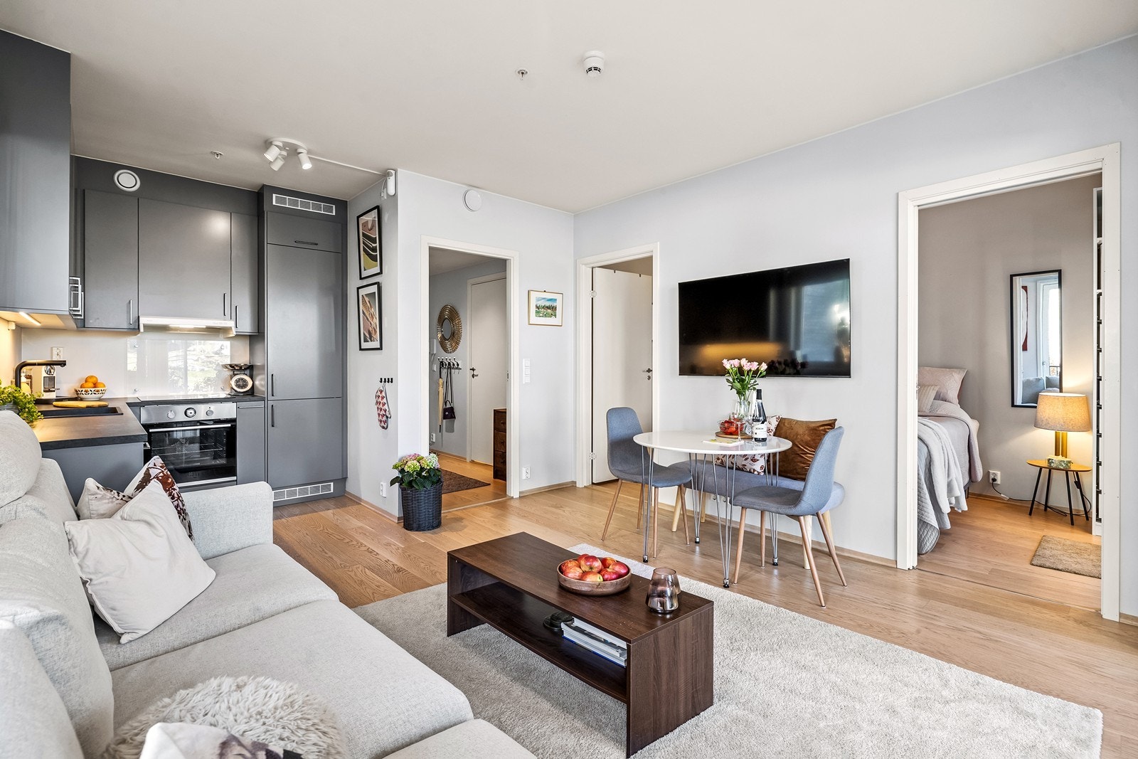 Stuen fremstår lys og moderne med plass til både sofagruppe og spisebord. Galleribilde