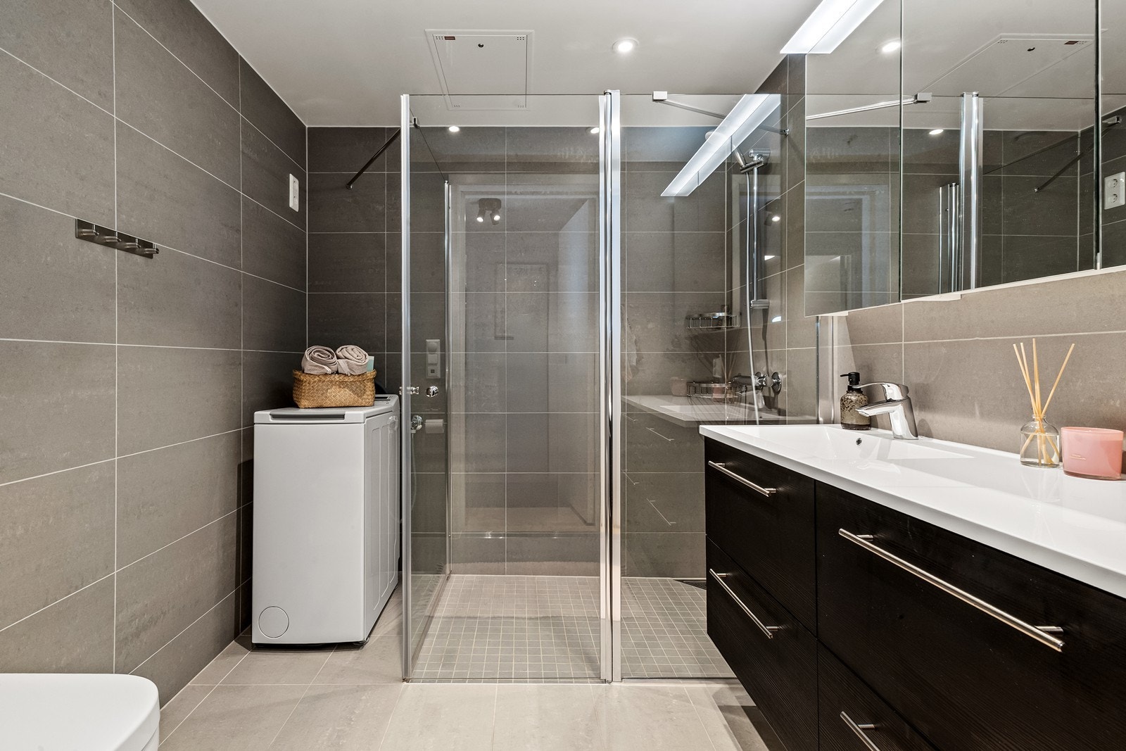 Badet er delikat flislagt og holder moderne standard fra 2022. Galleribilde