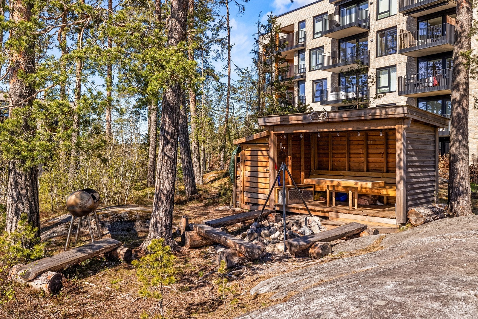 Ute på fellesområde finnes gapahuk med mulighet for grilling og hygge med familien. Galleribilde