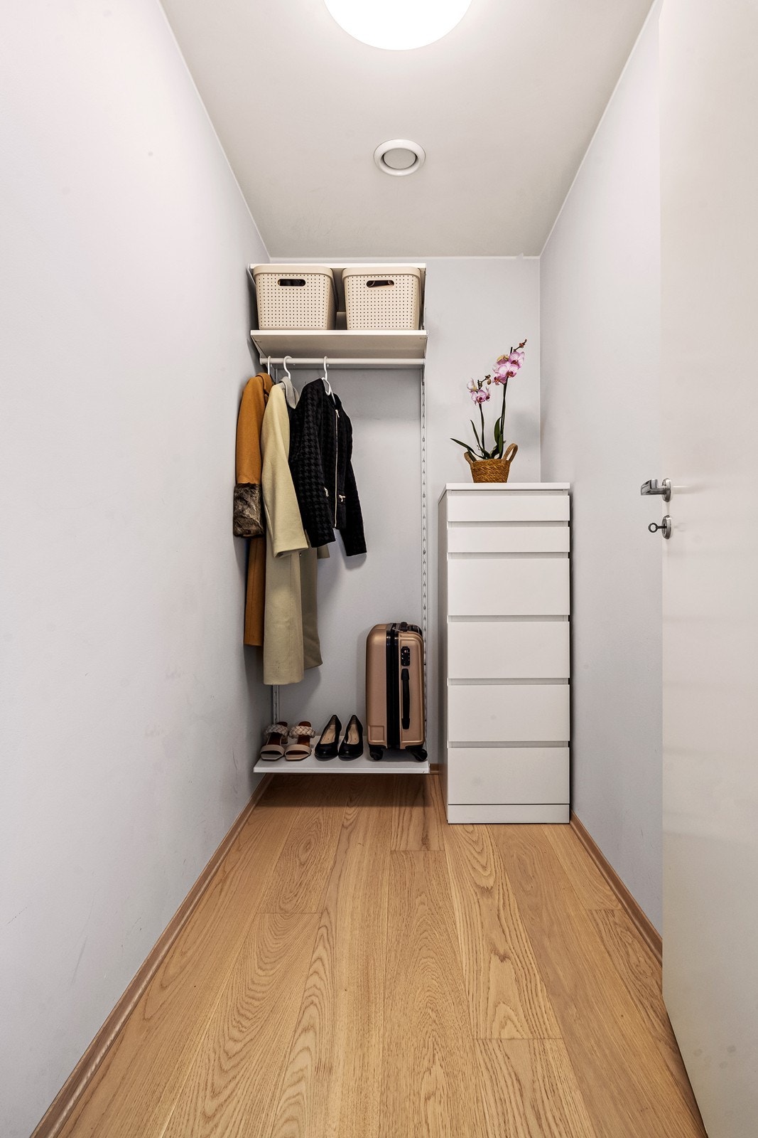 Bod/garderobe med flere bruksmuligheter. Galleribilde