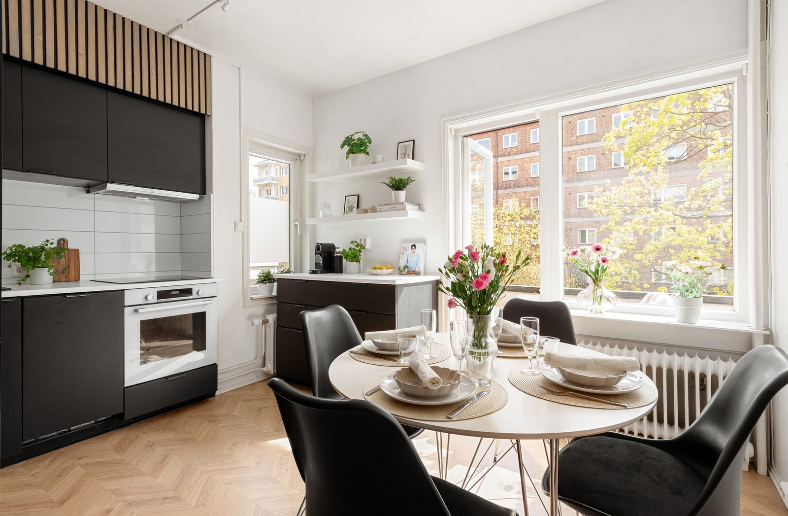 Rålekker 1-romsleilighet som vender i sin helhet mot en rolig, frodig bakhage! Galleribilde