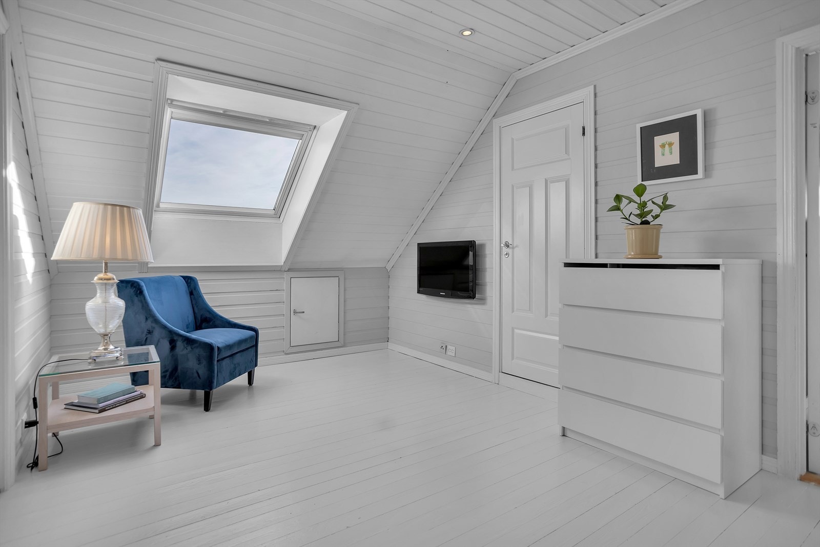Lys og fin loftstue med takvindu Galleribilde
