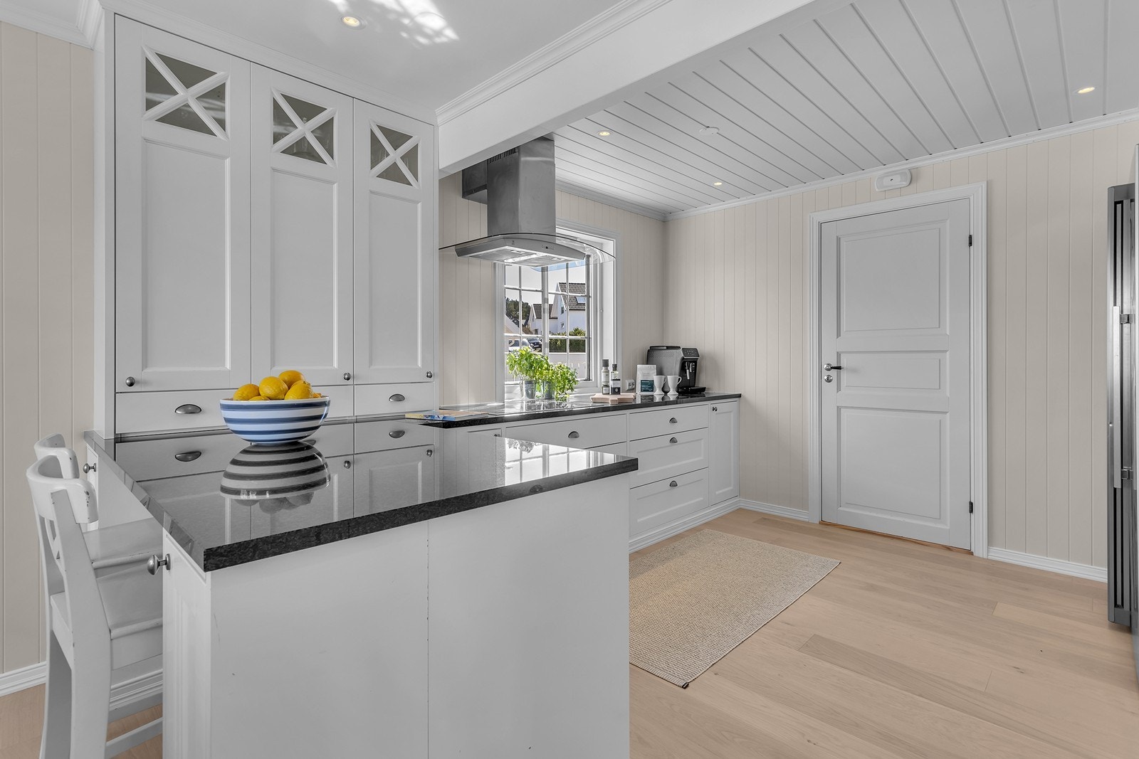 Kjøkkenøy med spisesplass Galleribilde