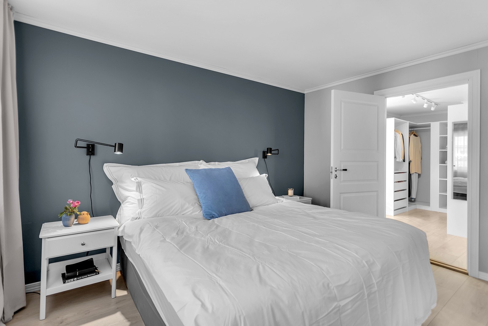 Hovedsoverom med inngang til walk-in garderobe Galleribilde