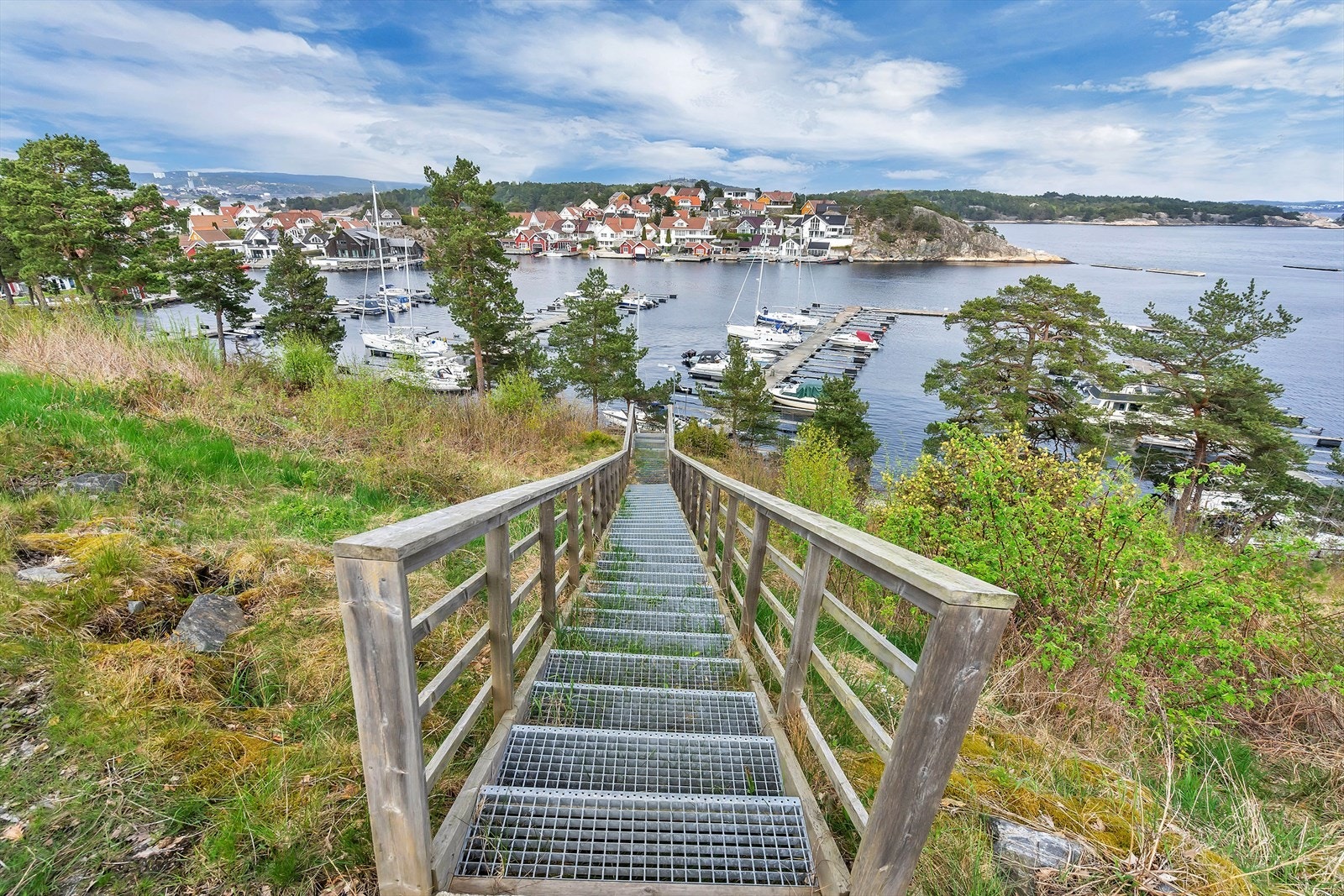 Nærområdet. Går man tur på Andøya kan man flere steder gå langs vannet, i skogen, langs svaberg og båthavn Galleribilde