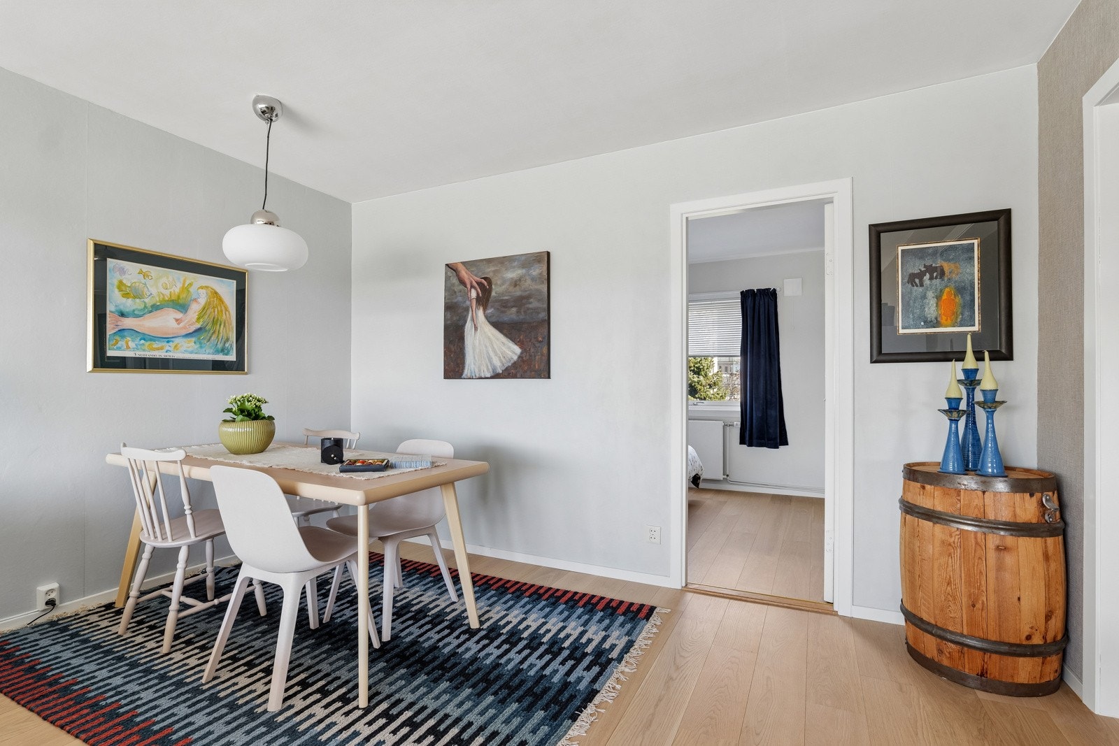 Plass for spisestue og salong i stuen Galleribilde
