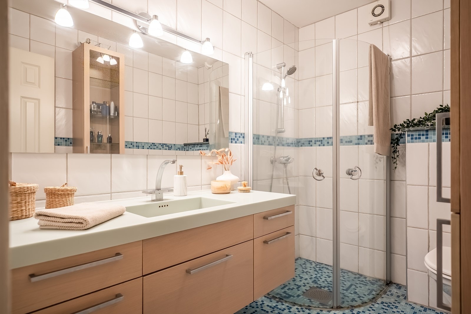Flislagt bad på 4,4 m² med gulvvarme. Galleribilde