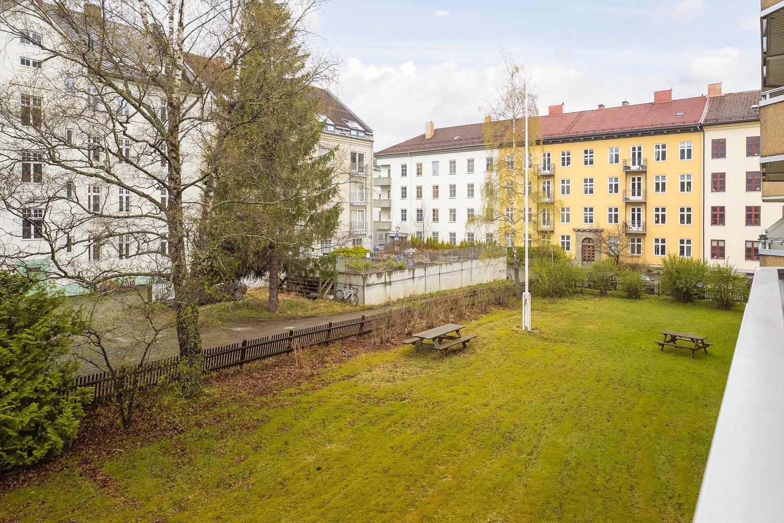 Leiligheten ligger tilbaketrukket, med umiddelbar nærhet til blant annet NTNU Gløshaugen, NTNU Handelshøyskolen, St. Olavs og Samfundet. Det er også kort vei til Trondheim sentrum med "alt" av fasiliteter. Galleribilde