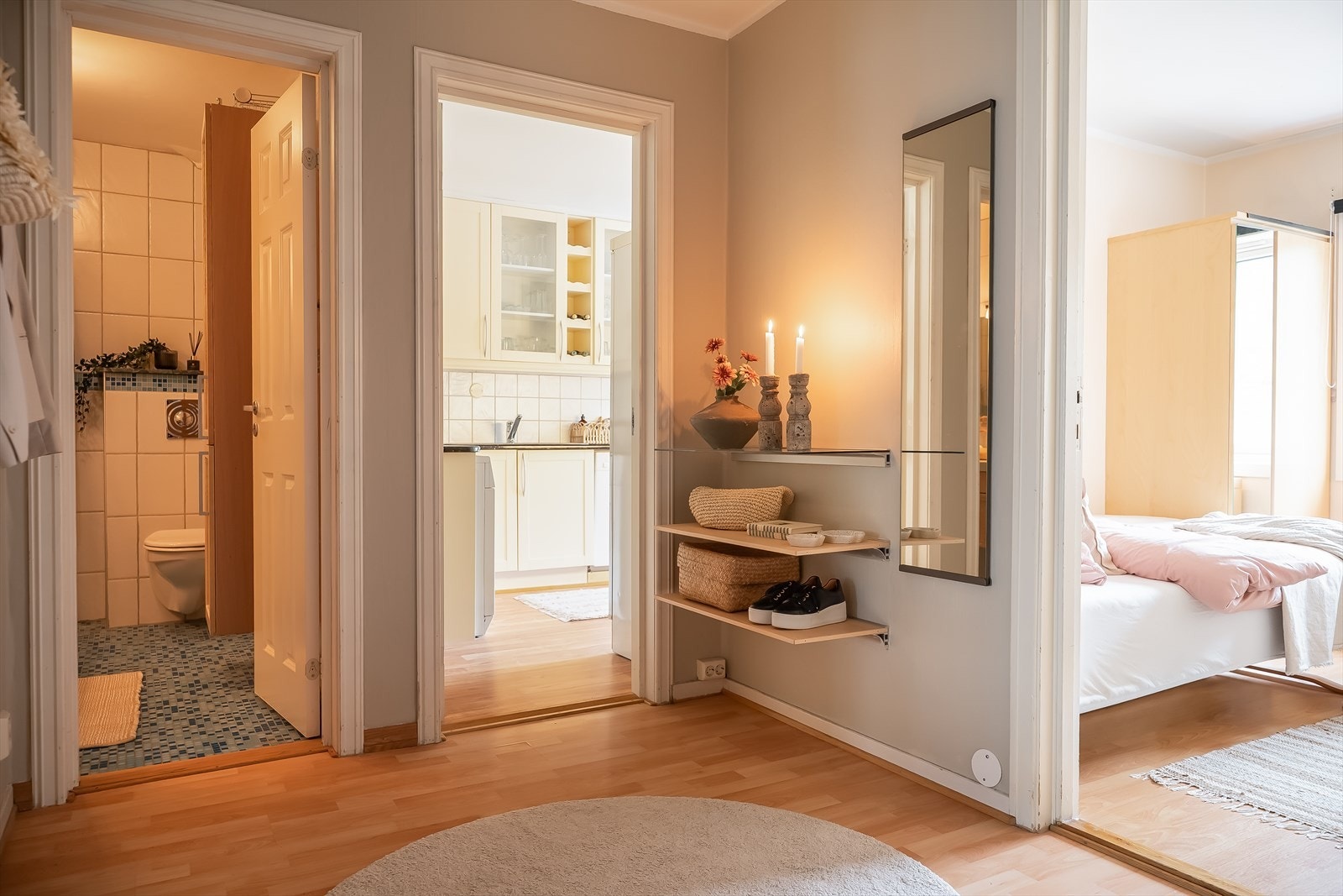 Leiligheten disponerer to boder i kjelleren og én på loftet for praktisk oppbevaring. Galleribilde