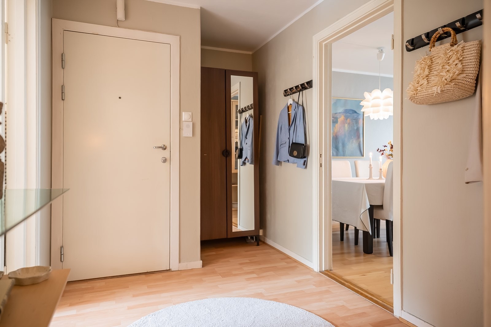 Entréen er på 6,6 m² med gode muligheter for praktisk oppbevaring av yttertøy og sko. Galleribilde
