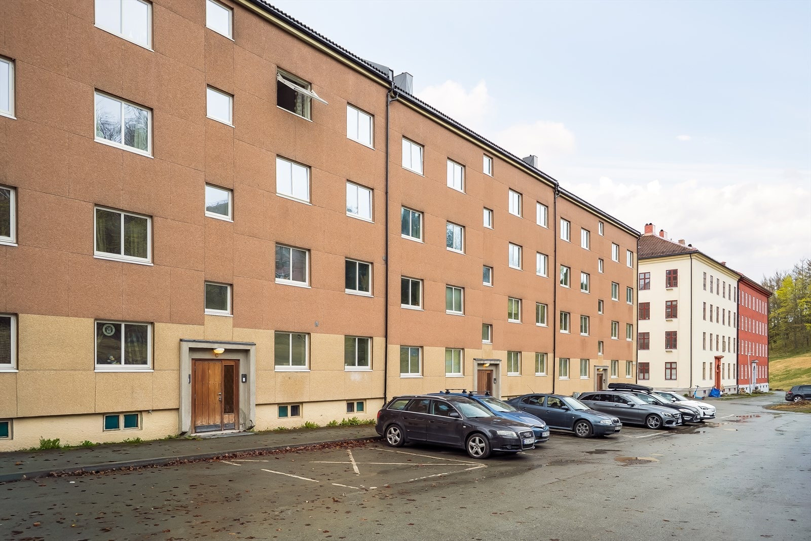 Det medfølger to parkeringsoblater til parkering på borettslagets tomt. Galleribilde