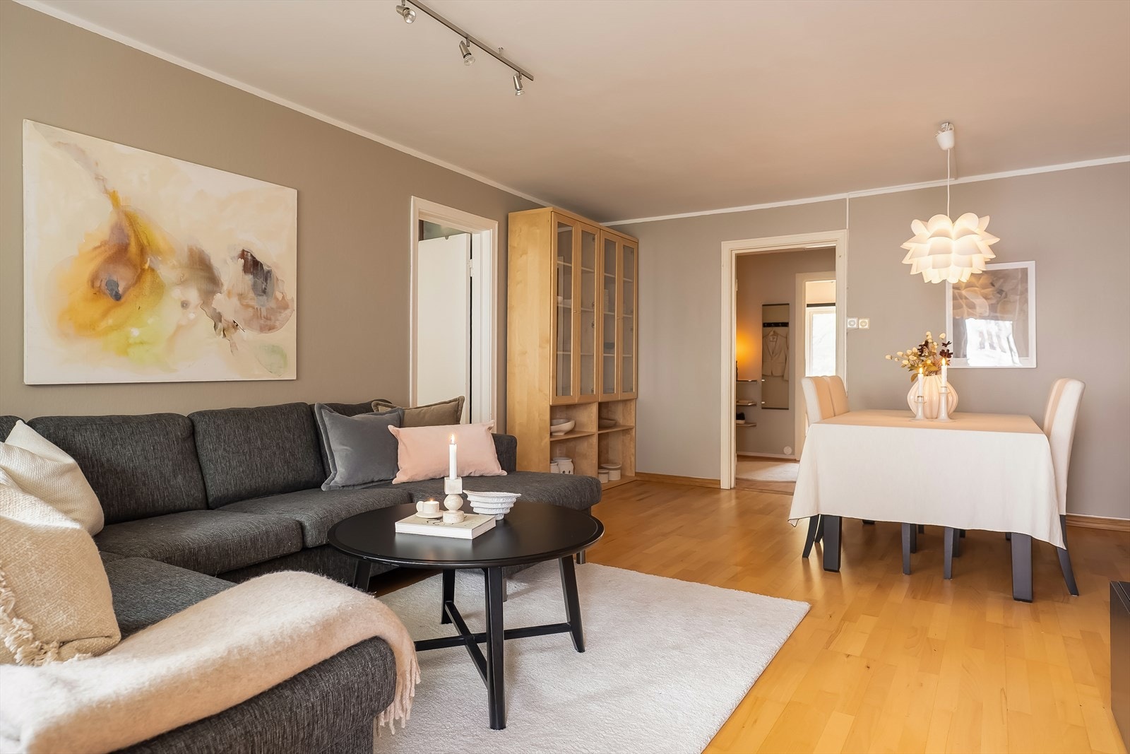 Stuen er på ca. 22 m² og byr på flere møbleringsmuligheter. Galleribilde