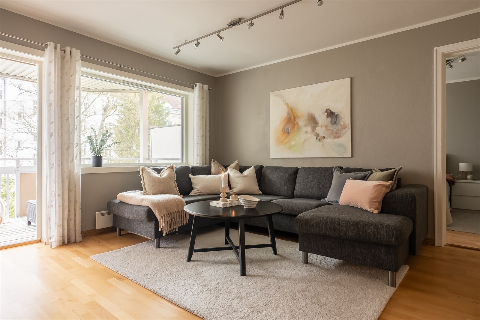 Velkommen til Schøyens gate 10C - En tilbaketrukket 3-roms leilighet med vestvendt veranda. Her bor du med en attraktiv beliggenhet i frodige Høyskoleparken. Foto: Oscar Stoltenberg Johansen. Galleribilde