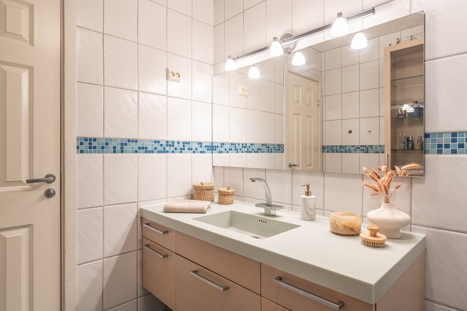 Badet ble sist pusset opp i 2003/2004. Det er utstyrt med baderomsinnredning, innfellbare dusjvegger av glass og vegghengt toalett. Galleribilde
