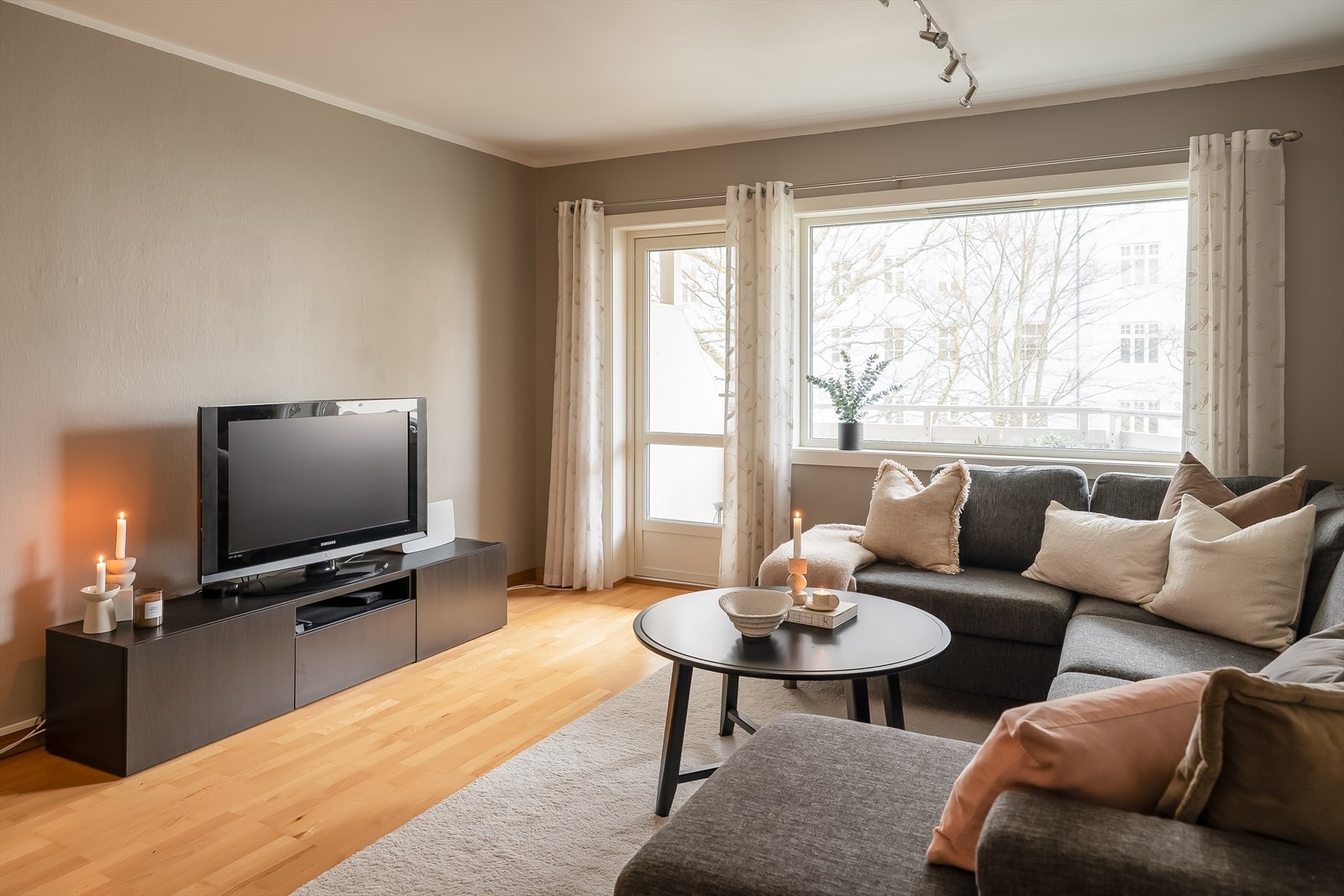 Det er mye inkludert i de månedlige felleskostnadene bla. TV/internett, betjening av andel fellesgjeld, kommunale avgifter, felles bygningsforsikring og diverse vedlikehold/drift iht drift. Galleribilde