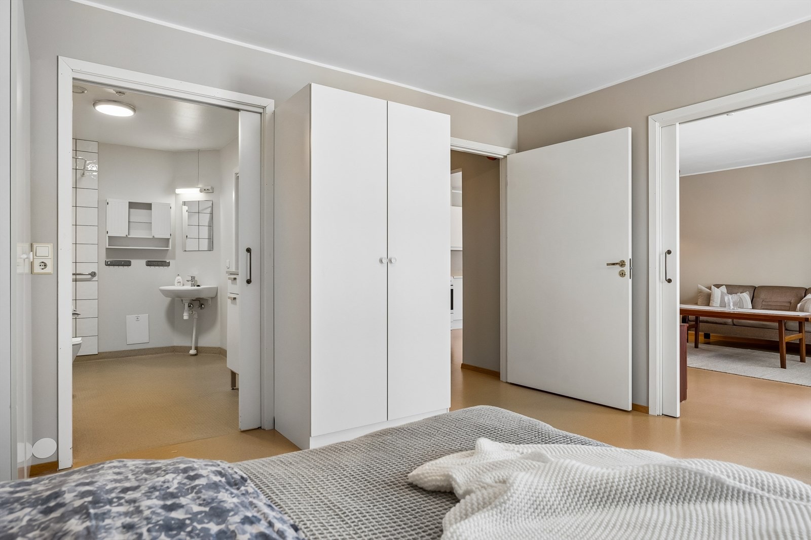 Soverom med skapplass og inngang til bad Galleribilde