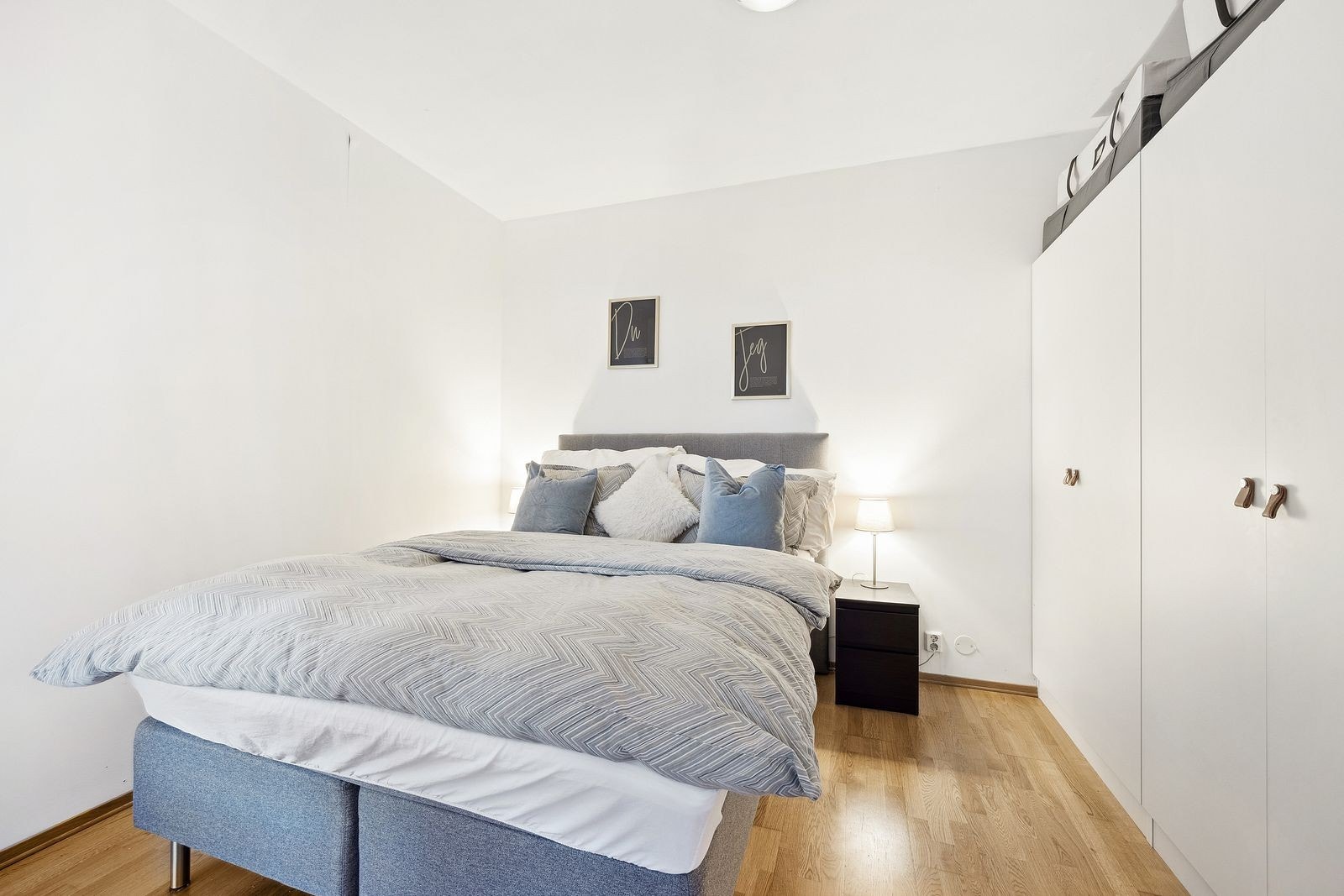 Soverom med garderobeskap og en kommode Galleribilde