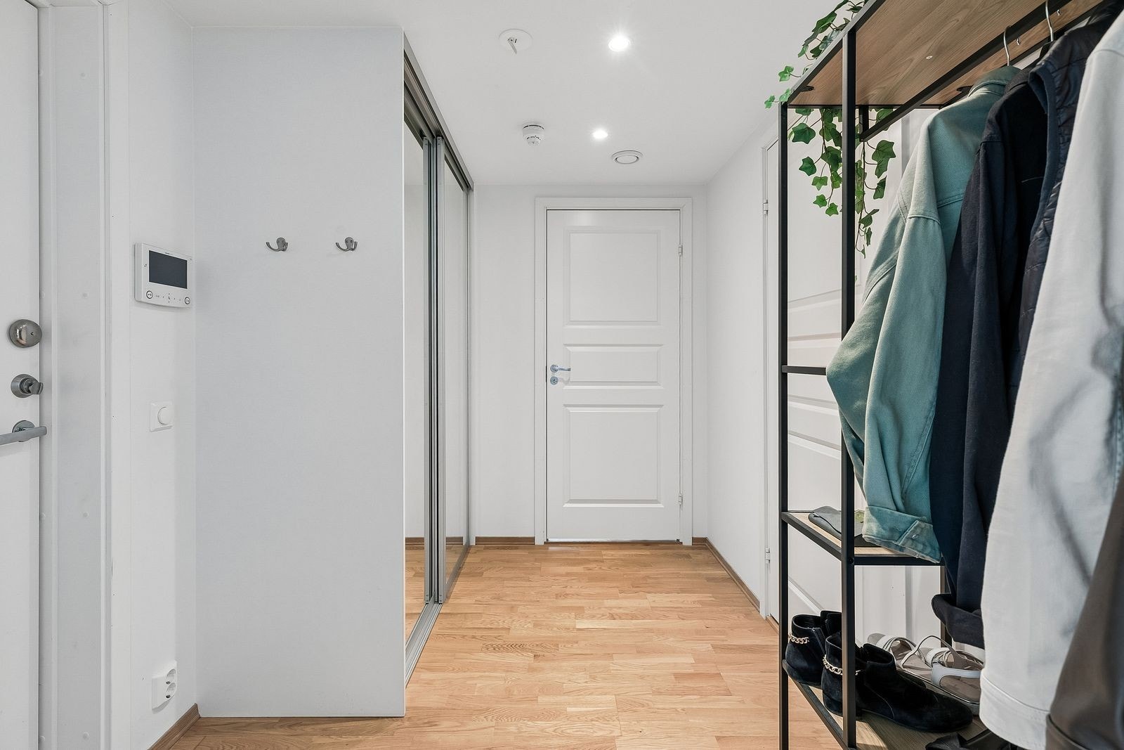 Romslig entre med skyvedørsgarderobe. Galleribilde