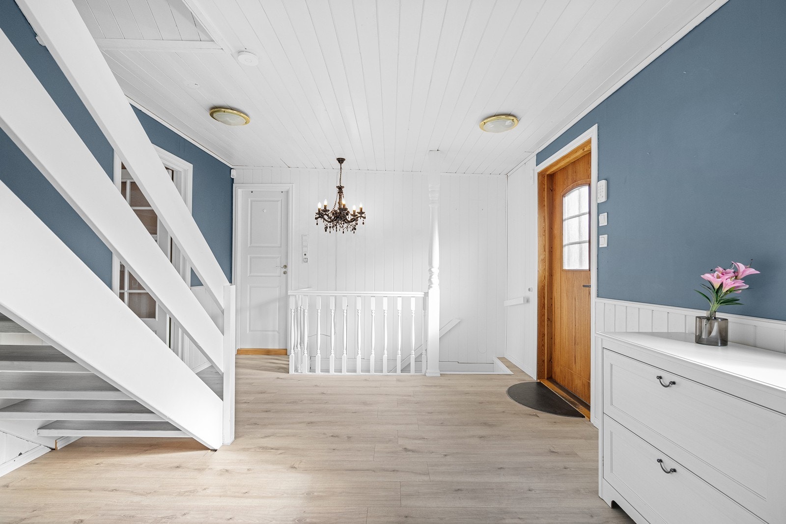 Laminat på gulv og lyse farger på vegg. Galleribilde