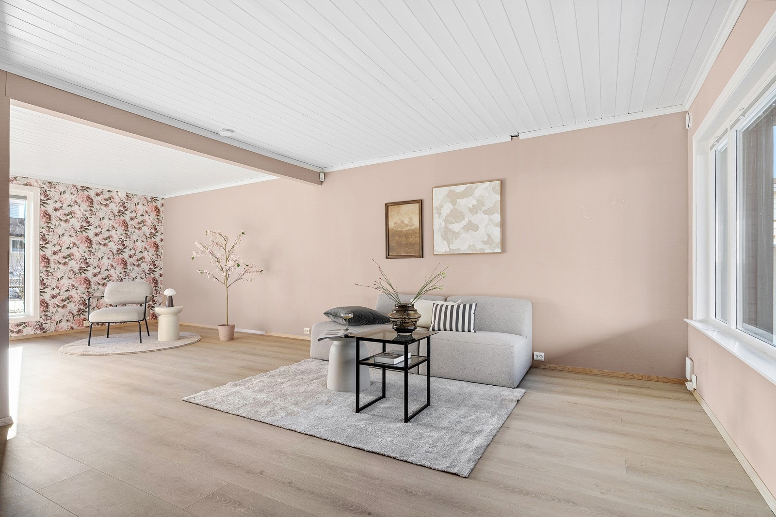 Laminat på gulv og lyse farger på vegg. Galleribilde