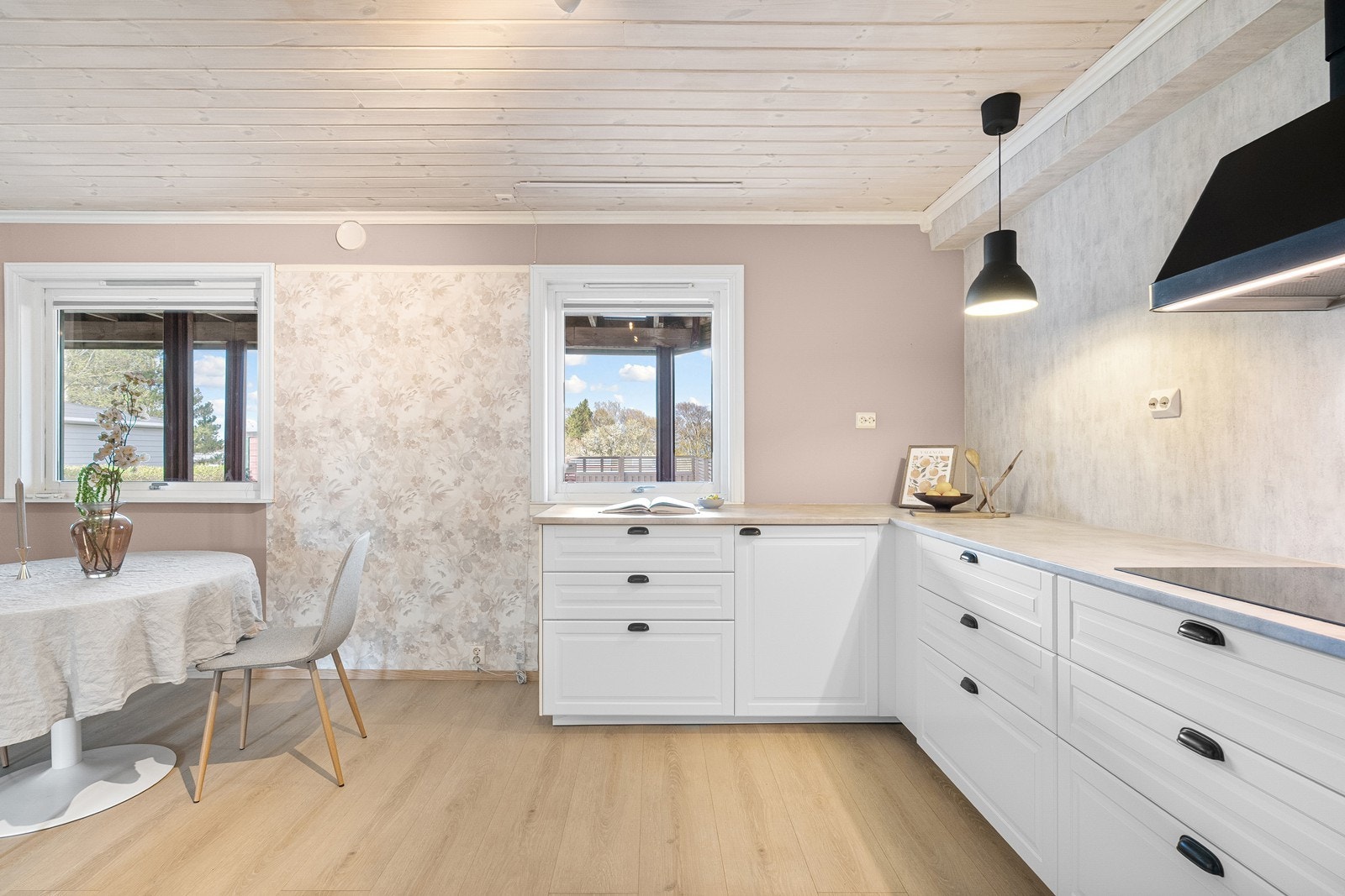 Plass til spisebord like ved kjøkken. Galleribilde