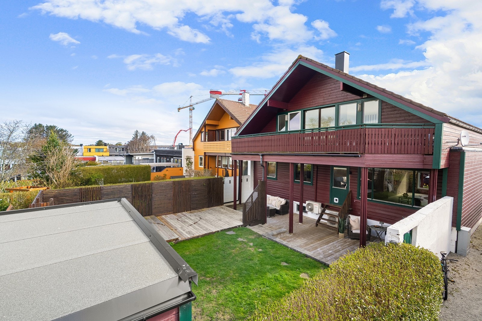 Solrik og skjermet uteområde med stor terrasse som gjør det enkelt å flytte seg etter solen. Galleribilde