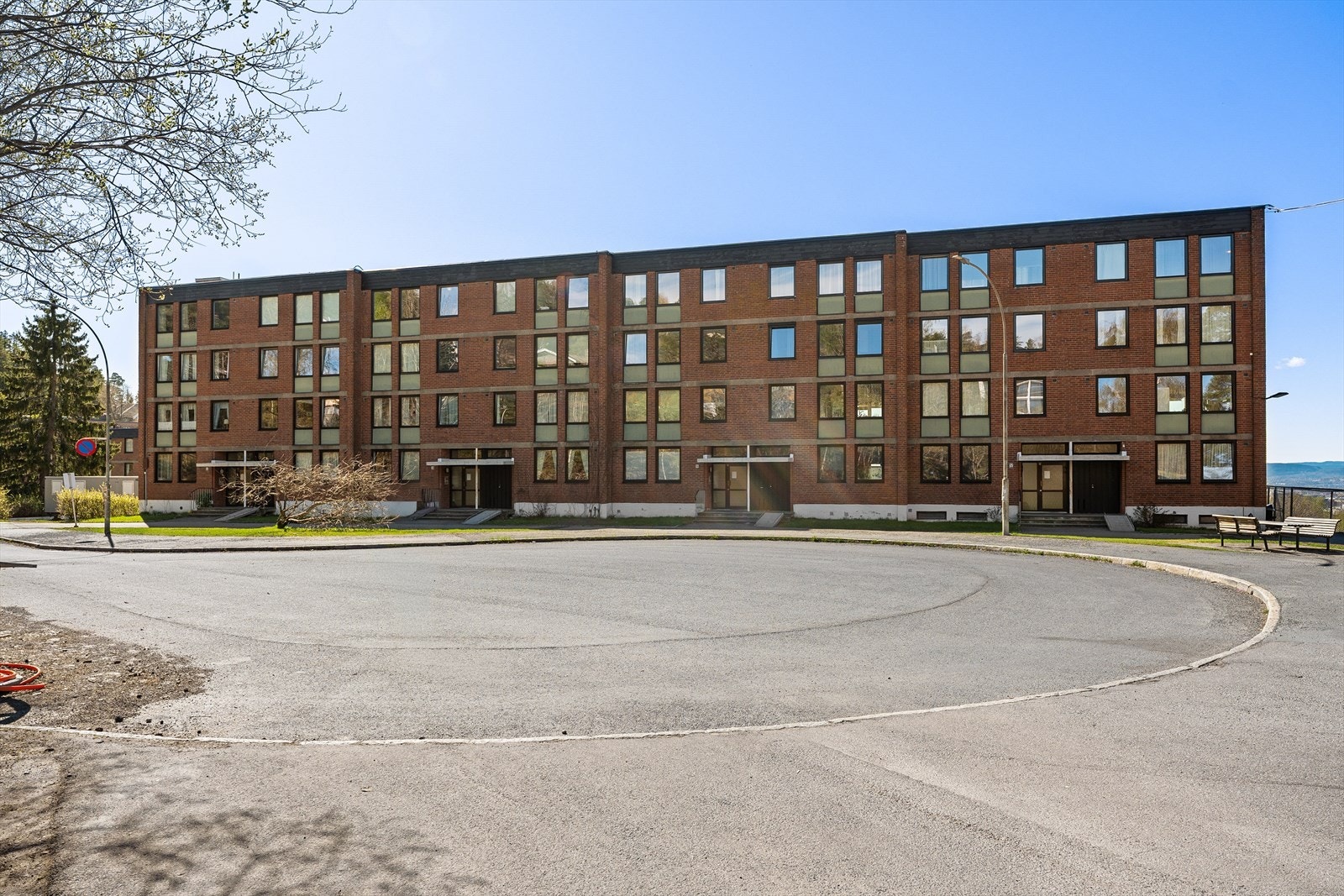 Sameiets biloppstillingsplasser skal bare benyttes av beboere i Haukåsen Sameie 1 samt deres gjester. Hver seksjon kan registrere én bil elektronisk hos styret, og gjester kan registreres elektronisk. Galleribilde