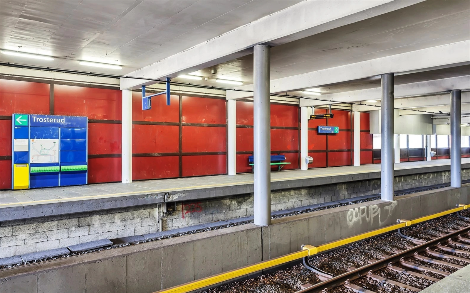 Trosterud t- banestasjon, ca 12 minutters gange fra leiligheten. Galleribilde