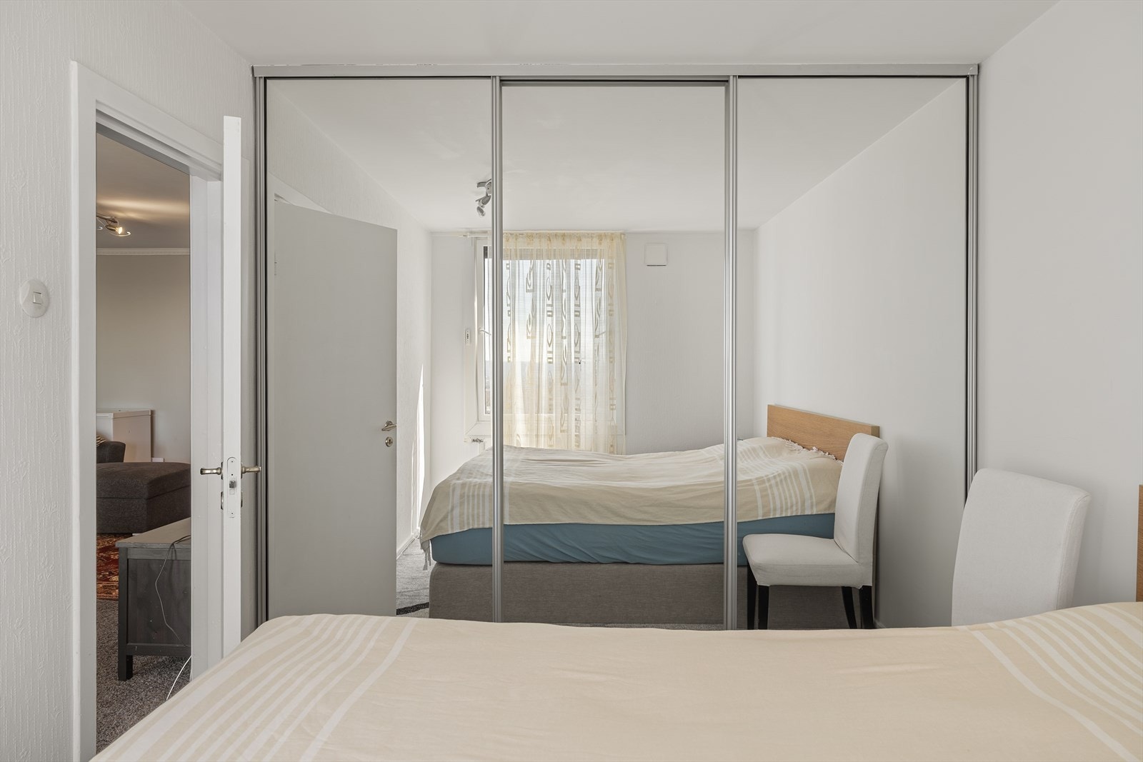 Praktisk innebygd skyvedørsgarderobe med rikelig oppbevaringsplass. Galleribilde