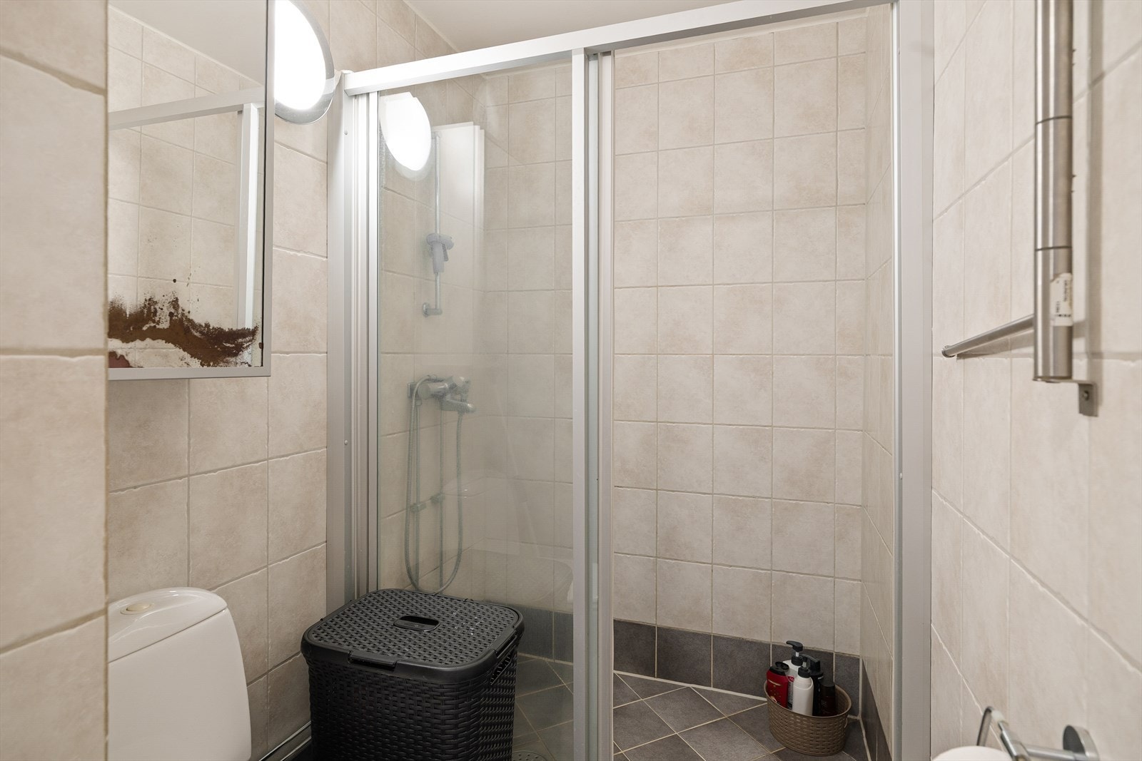 Badet er utstyrt med innredning bestående av servantskap, wc og dusjnisje. Galleribilde