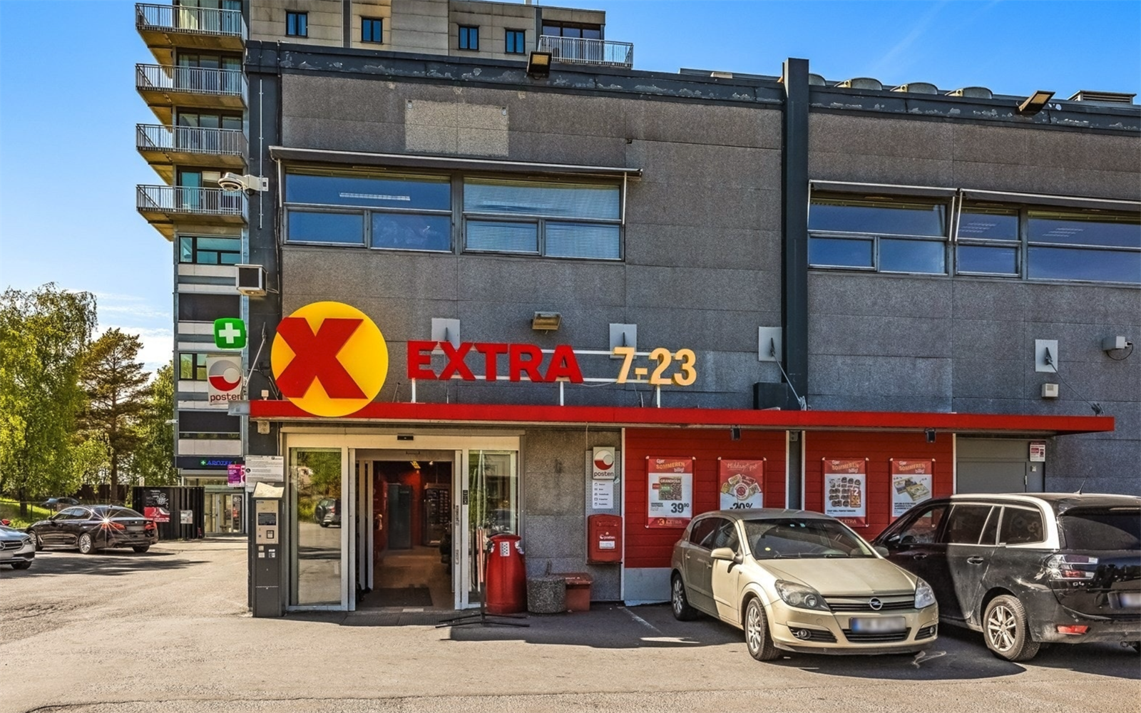 Haugerud senter er et nærsenter med et variert tilbud av butikker og servicetjenester, som dekker de daglige behovene i området. Ca 10 minutters gange fra leiligheten. Galleribilde
