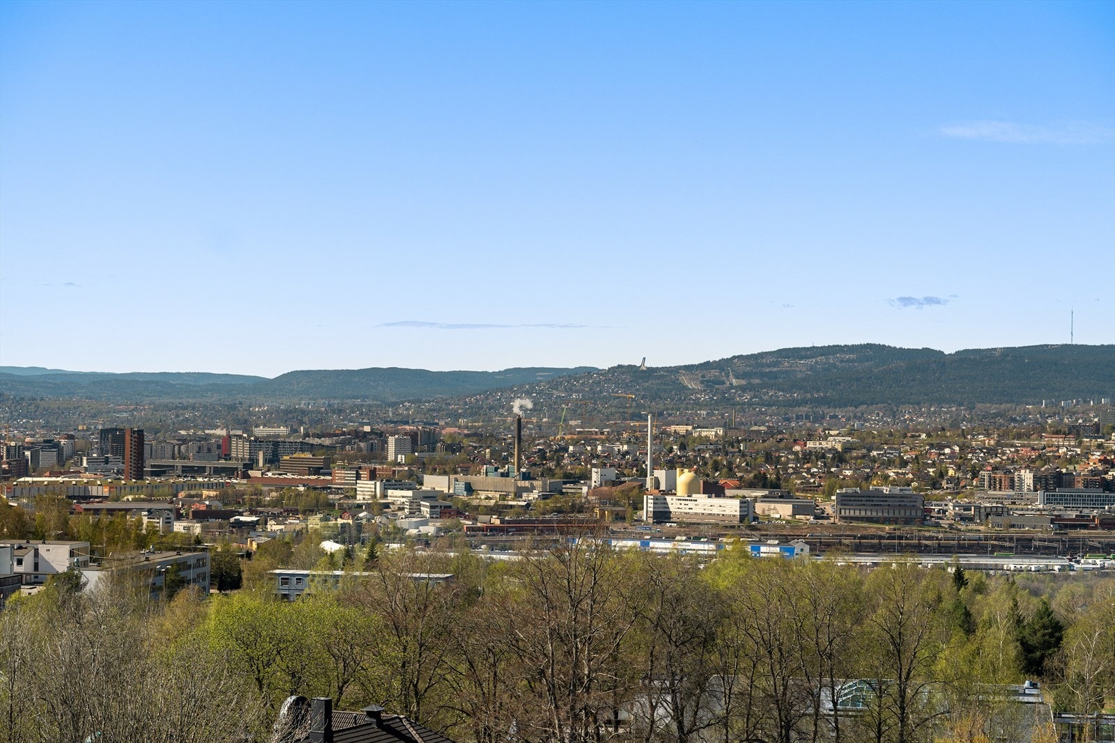 Enestående panoramautsikt mot byen og Holmenkollen. Galleribilde
