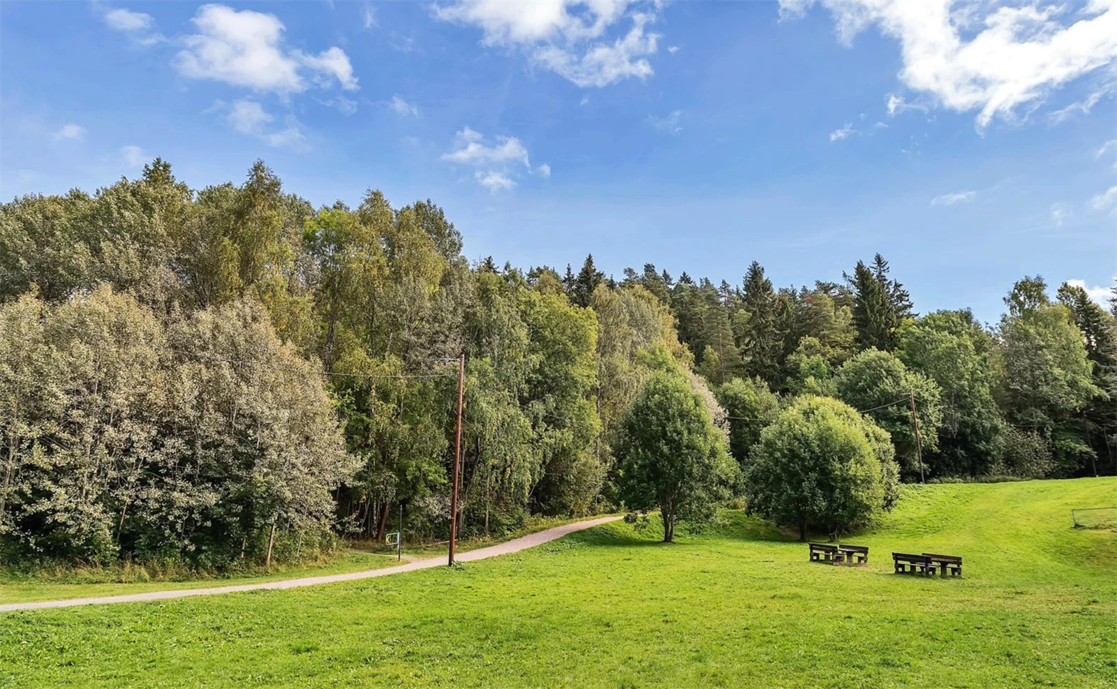 Fra leiligheten er det umiddelbar nærhet til vakre Østmarka som byr på flotte tur- og rekreasjonsområder hele året. Galleribilde