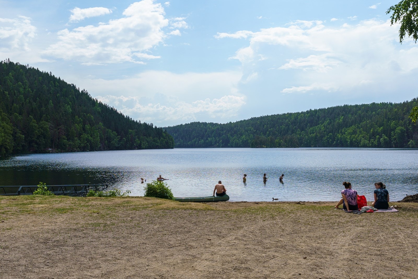 Populære Lutvann badeplass. Badevann, fiskevann og uendelige turmuligheter. Galleribilde