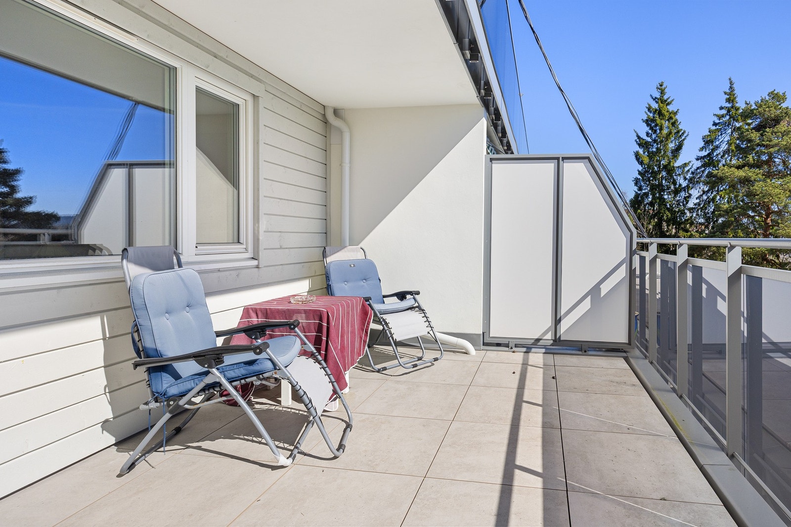 Stor terrasse med morgensol og sol til sen ettermiddag. Galleribilde