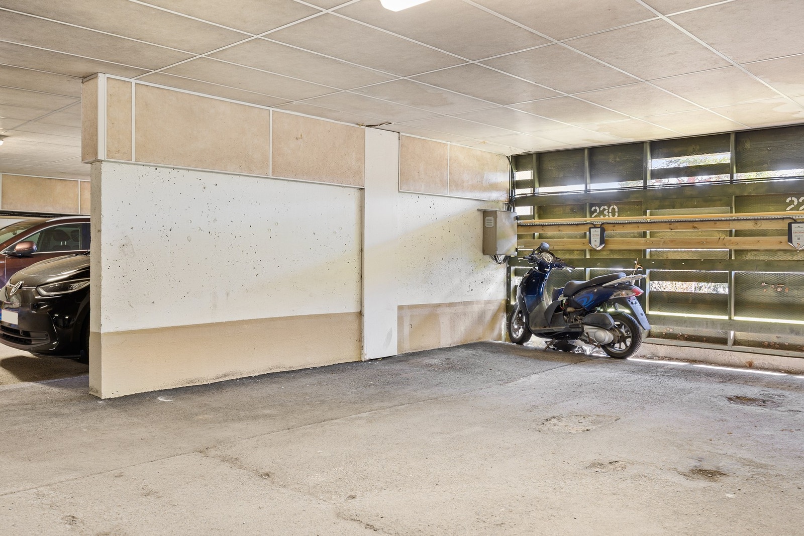 Det medfølger p-plass rett under bygget med opplegg for lading (man må betale eget abonnement og for strøm) Galleribilde