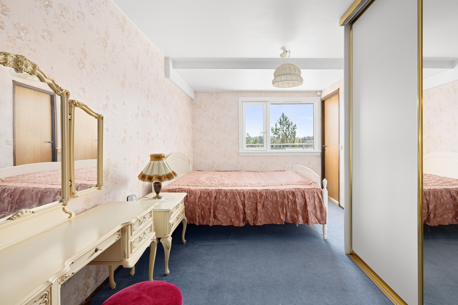 Soverom 1 har en stor skyvedørsgarderobe som følger med. Galleribilde