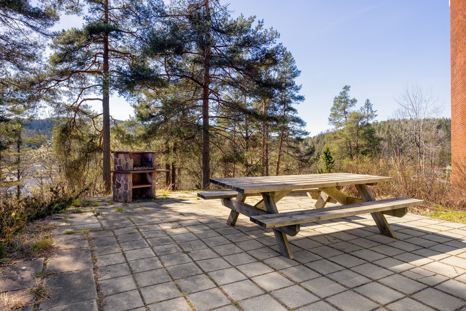 Felles uteplass med grill og benker. Galleribilde