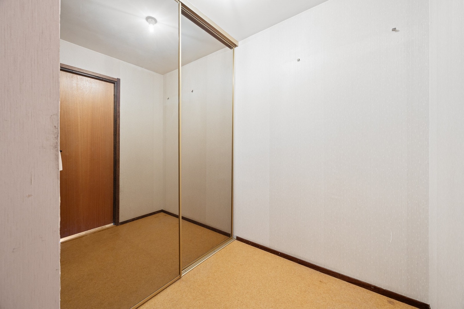 I enden av gangen er det montert en fin skyvedørsgarderobe. Galleribilde