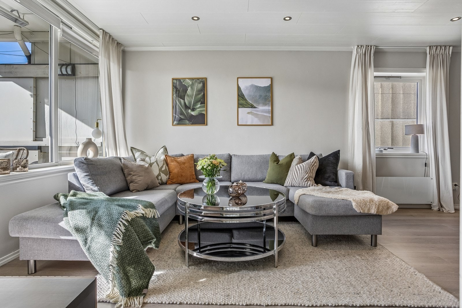 Med et areal på nesten 24 m² gir stuen god plass til både sofagruppe og spisebord. Lysspotter i himlingen sørger for jevn og behagelig belysning. Galleribilde